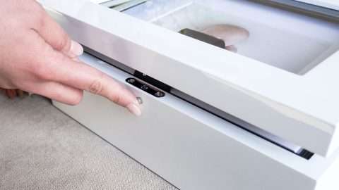 Lockable lid with a chrome release button